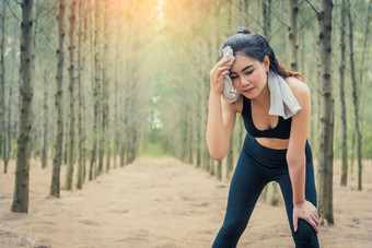 亚洲美女人擦拭的汗水森林毛巾和汗水元素体育运动和健康的概念慢跑和运行概念放松和取打破<strong>主题</strong>在户外<strong>活动主题</strong>