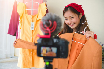 美年轻的亚洲视频博客博主面试与专业数码单反相机数字相机电影视频生活女人教练交易审查服装产品业务演讲培训类人生活方式