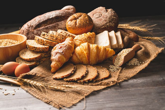 不同的类型面包与营养整个谷物木<strong>背景</strong>食物和面包店厨房概念<strong>美味</strong>的早餐古梅特和餐碳水化合物有机食物厨房自制的