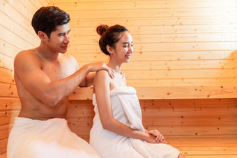 年轻的亚洲夫妻有浪漫的放松按摩桑拿房间皮肤哪<strong>热</strong>治疗和身体清洁和让人耳目一新水疗中心蒸汽浴健康的和度蜜月概念幸福情人节一<strong>天</strong>