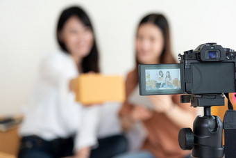特写镜头数字<strong>视频</strong>相机记录两个女孩展示新产品广告<strong>视频</strong>博客和影响者概念人部分时间工作和占领年轻的青少年使用现代技术