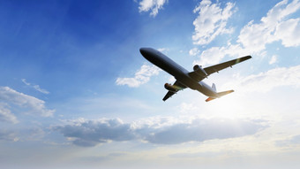 飞机飞行<strong>的</strong>空气与阳光闪亮<strong>的蓝色的天空</strong>背景旅行旅程和旅游热运输概念插图呈现