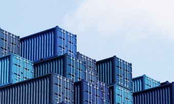 堆栈蓝色的容器盒子与天空背景货物<strong>运费</strong>航运为进口和出口物流业务和运输概念插图呈现
