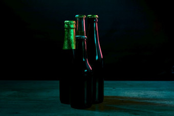 轮廓<strong>四个</strong>啤酒瓶黑色的背景与蓝色的灯那照亮他们一<strong>个</strong>一边轮廓<strong>四个</strong>啤酒瓶黑色的背景与蓝色的灯那照亮他们一<strong>个</strong>一边