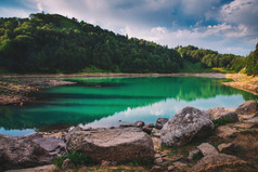 田园夏天景观与清晰的山湖绿色湖mtsvanetbaadjara乔治亚州