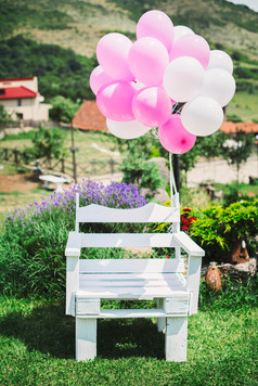 婚礼装饰与花和空气气球