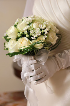 花束白色玫瑰的手的新娘特写镜头