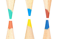 彩色的铅笔行孤立的白色背景