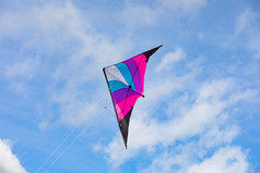 色彩斑斓的风筝飞行的蓝色的天空