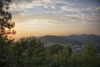 美丽的色彩斑斓的晚上<strong>风景</strong>的山和海湾视图海岸行的黑色的海黎明与<strong>风景</strong>如画的橙色日落旁边松树阿吉图阿普斯地区俄罗斯美丽的色彩斑斓的晚上<strong>风景</strong>的山和海湾视图图阿普斯地区俄罗斯