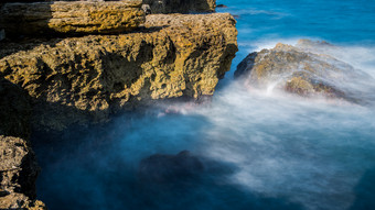海波是打对的岩石海岸海波是打对的岩石海岸