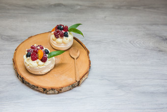 巴甫洛娃蛋白酥皮沙漠蛋糕与奶油和小水果巴甫洛娃蛋白酥皮蛋糕与奶油和小水果