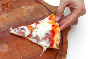男人。花了最后的一个片美味的意大利披萨框架手采取片热披萨与他木董事会白色表格披萨时间一边视图特写镜头