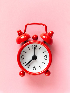 红色的小报警时钟光柔和的粉红色的背景平躺宏最小的风格时间管理概念免费的时间为重要的的事情垂直中央作文