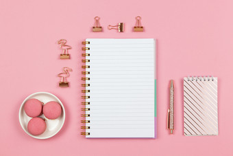 现代女工作空间前视图笔记本电脑笔夹粉红色的Backround复制空间平躺桌面自由职业者学生工作从首页回来学校教育概念水平