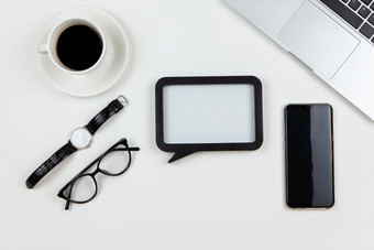 现代工作空间前视图移动PC咖啡手腕看黑色的框架智能手机眼镜白色背景复制空间平躺桌面自由职业者工作从首页保持首页概念
