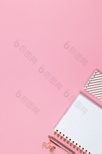 现代女工作空间前视图笔记本电脑笔夹粉红色的Backround复制空间平躺桌面自由职业者学生工作从首页回来学校教育概念垂直