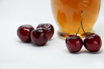 束甜蜜的樱桃和瓶樱桃健康的汁夏天和秋天水果冷让人耳目一新喝从成熟的浆果樱桃苹果酱