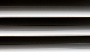 塑料黑色的和白色百叶窗为背景百叶窗为办公室和首页塑料黑色的和白色百叶窗为背景