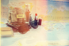 女人旅行者规划与她的的东西储蓄钱和显示日历旅行与化妆品集
