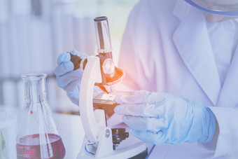 女科学家看显微镜科学测试管分析科学样本实验室研究实验生物技术使培养疫苗对病毒化学科学实验室概念