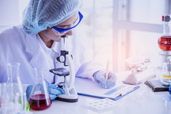 女科学家看<strong>显微镜</strong>科学测试管分析科学样本实验室<strong>研究</strong>实验生物技术使培养疫苗对病毒化学科学实验室概念