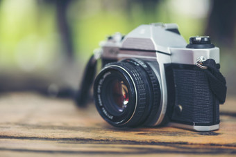 <strong>单反</strong>相机为经典摄影老复古的风格黑色的相机宽镜头木表格户外古董相机设备
