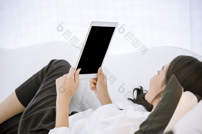 亚洲女人使用电话购物在线网站聪明的平板电脑手点触摸屏幕数字平板电脑女人持有智能手机检查邮件在线购物网站读文章视频博客社会媒体