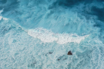 夏天热带海滩白色沙子蓝色的海夏季阳光明媚的一天海海岸海滩风景泡沫波的海滩波蓝色的海热带海洋沙子旅行假期假期海边绿松石