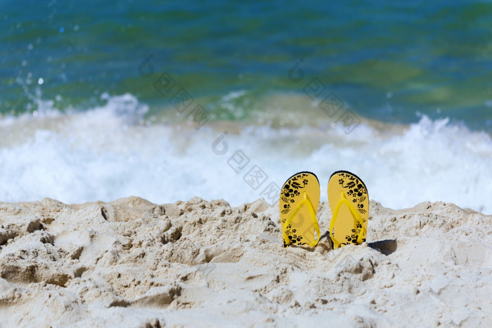 热带夏天海滩与海波阳光一天凉鞋橡胶鞋的海滩假期时间旅行