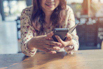 亚洲女人使用智能手机购物在线网站智能手机与微笑脸幸福亚洲女人持有手机检查邮件从在线购物网站读<strong>文章</strong>博客视频博客社会媒体