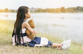 快乐孩子拥抱泰迪熊绿色公园操场上泰迪熊最好的朋友为小孩子们可爱的女孩自闭症快乐有趣的玩在一起操场上<strong>幸福家庭</strong>感觉爱和温暖的拥抱