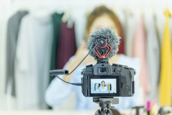 美博主视频生产为女时尚博客在线化妆品顾问记录女人生活方式教程时尚的女视频博客显示如何使用化妆品产品生活通过社会媒体