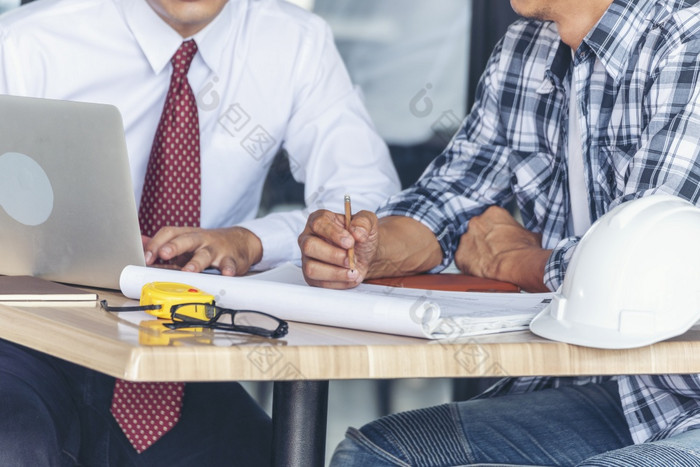 承包商建设工程师会议在一起架构师表格建设网站业务男人。和工程师经理讨论与工头团队构建器蓝图规划设计文书工作