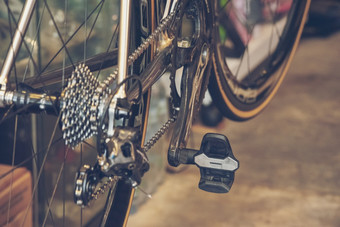 古董自行车部分自行车周期轮室内设计与人生活方式爱好现代城市自行车与阳光背景和阁楼装修风格焦点自行车轮