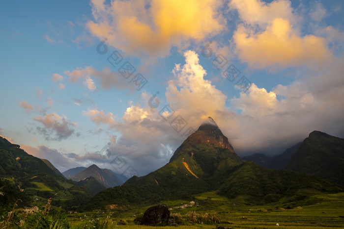 美丽的景观山绿色场草草地白色云蓝色的天空阳光明媚的一天雄伟的绿色风景大山山Cloudscape谷全景视图农村绿色植物牧场