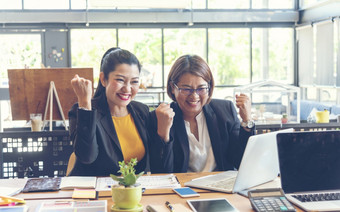 快乐成功业务女人<strong>合作</strong>伙伴工作在一起公司办公室<strong>企业</strong>执行团队<strong>合作</strong>会议执行亚洲业务女人使用移动PC办公室桌子上与拳头手臂提高了赢得幸福