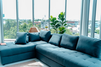舒适的沙发家具生活房间室内设计装修与清洁设计空间时钟仙人掌和安慰枕头时尚的装饰配件舒适的沙发上生活方式日本绿色清洁房子