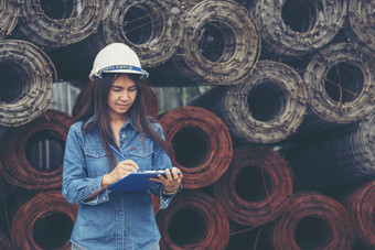 女人<strong>建设工程</strong>师穿安全白色硬他建设网站行业工人女工程师工人民事工程与硬他安全头盔女人<strong>建设工程</strong>师概念