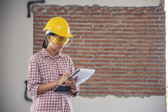 女人<strong>建设工程</strong>师穿安全白色硬他建设网站行业工人女工程师工人民事工程与硬他安全头盔女人<strong>建设工程</strong>师概念