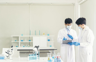 两个亚洲科学家团队reserch化学科学管实验<strong>生物技术</strong>抗体样本<strong>实验室</strong>培养疫苗对新冠病毒病毒科学家咨询分析化学<strong>实验室</strong>