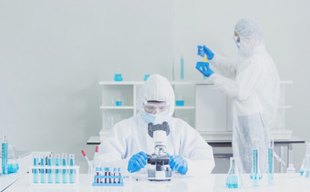 两个亚洲科学家团队reserch化学科学管实验生物技术抗体样本实验室培养疫苗对新冠病毒病毒科学家<strong>咨询</strong>分析化学实验室
