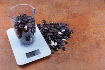 哈里科特豆紫罗兰色的透明的测量杯重白色电子重的重量的产品克部分的产品位于的桌面下一个的尺度哈里科特豆紫罗兰色的测量杯电子尺度与复制空间的比产品体积它的重量