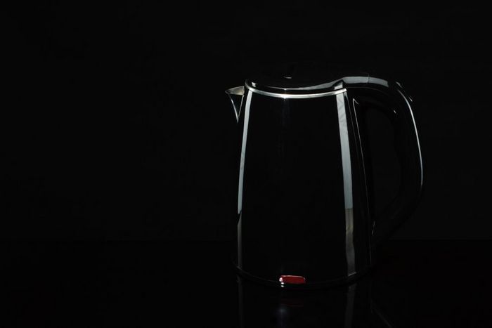 黑色的画不锈钢钢无线电水壶的黑色的背景黑色的画电水壶的黑色的背景