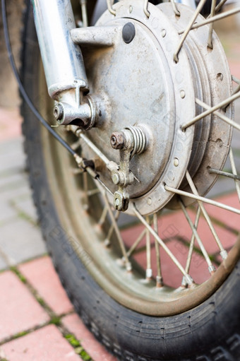 复古的电动机自行车古董摩托车关闭视图刹车系统关闭老电动机自行车古董摩托车刹车系统