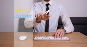 反馈评级和积极的客户审查经验服务和满意度木块与明星图标给满意度服务