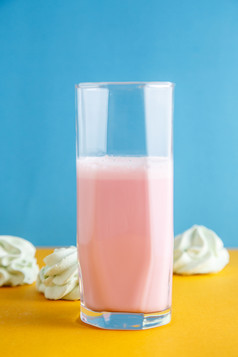 草莓奶昔彩色的背景