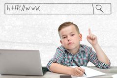 高加索人学龄男孩格子衬衫光背景显示窗口与的地址的网站