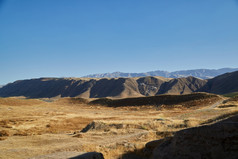 视图的科佩特达格山和的润泽领土在的夏天热