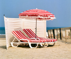 海滩椅子与伞和美丽的海滩阳光明媚的一天
